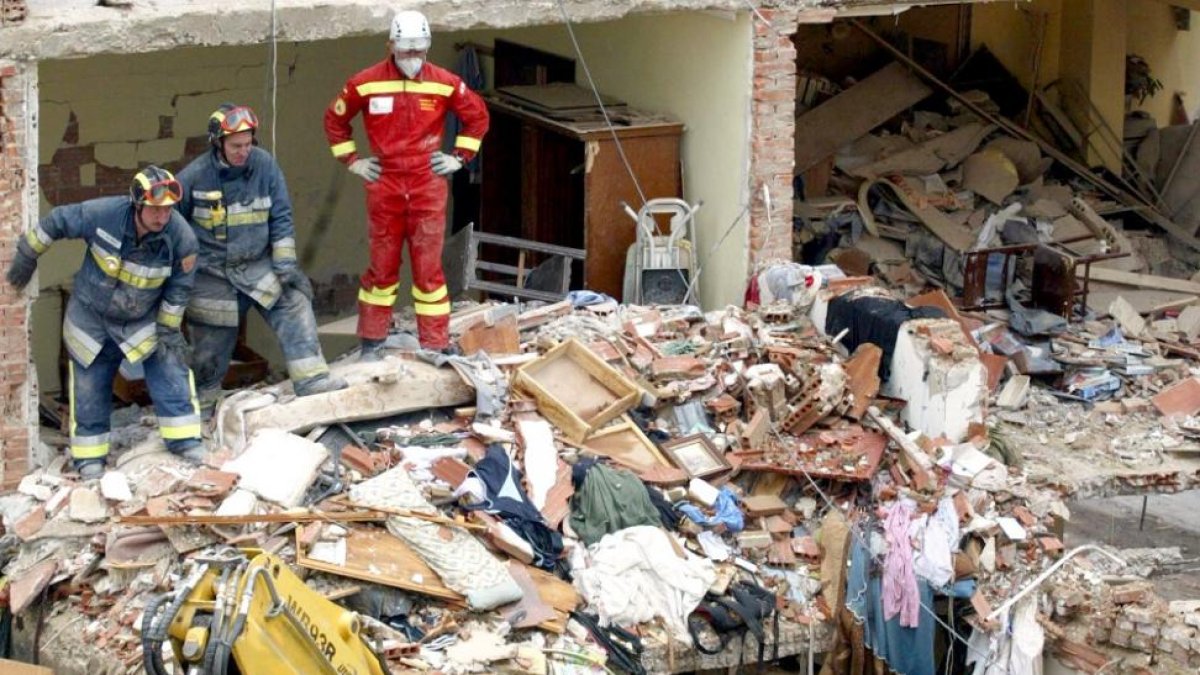 Los operarios trabajan en el edificio destrozado tras la explosión del año 2007.-ICAL