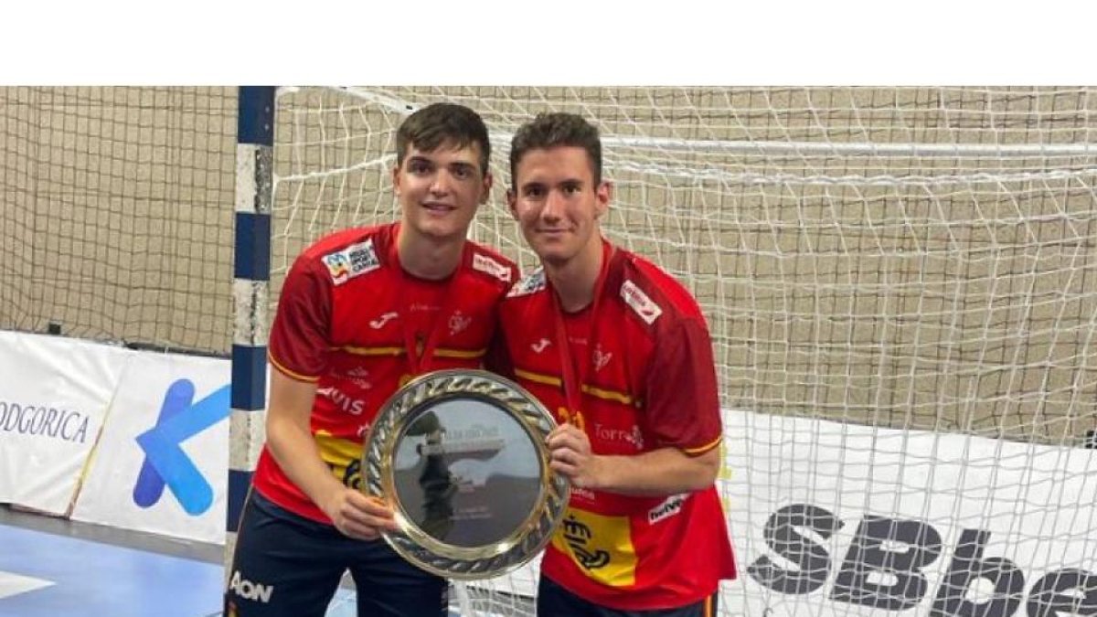 Herrero y Pisonero con el trofeo del Europeo Sub 18. / RFEBM