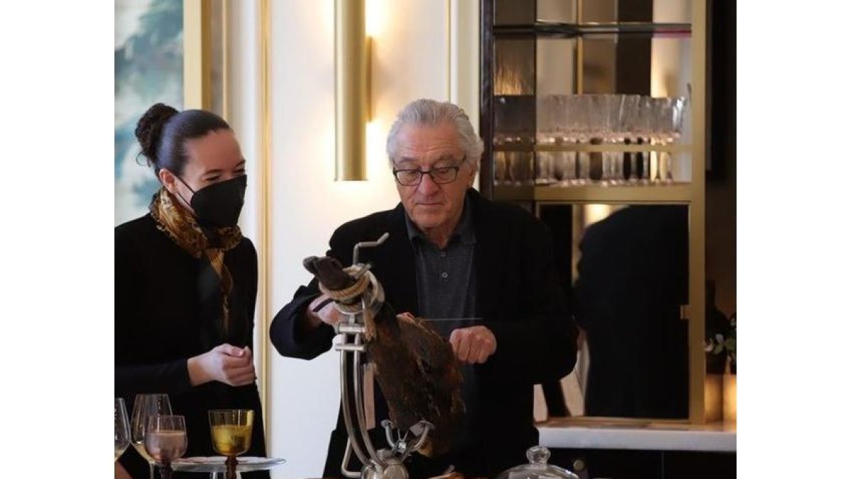 Raquel Acosta observa como De Niro destroza un jamón 5J. ECB