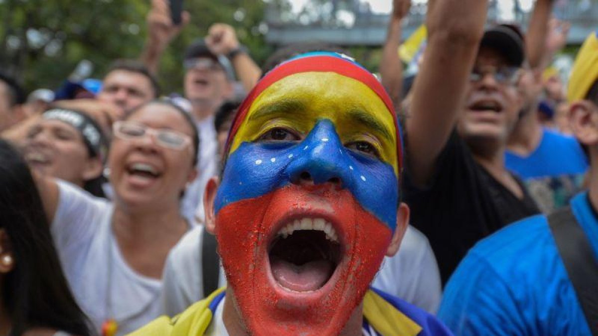 Un participante en la marcha de oposición a Maduro.-FEDERICO PARRA / AFP