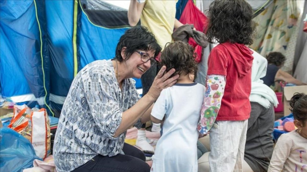 La enfermera Gemma Poca atiende a unos niños en el
