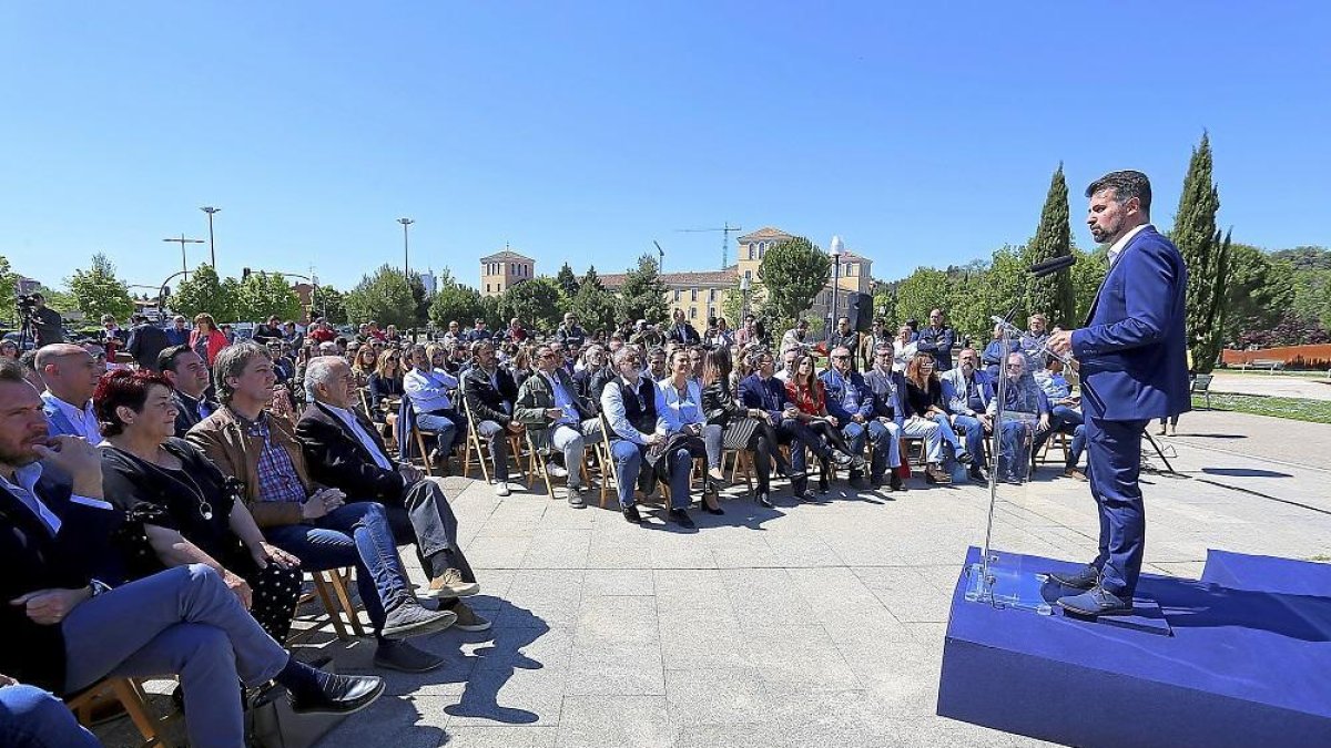 Tudanca se dirige a los asistentes a la presentación de su programa en Valladolid, junto al Parlamento regional .-ICAL