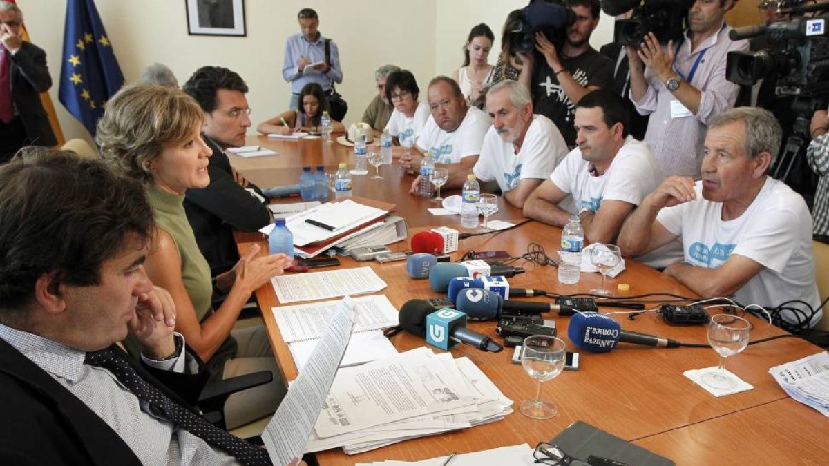 La ministra de Agricultura, Alimentación y Medio Ambiente, Isabel García Tejerina, se reune con representantes del sector del vacuno de leche, en el Ministerio de Agricultura.-ICAL