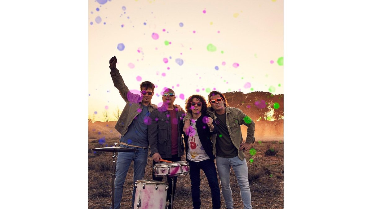 Los integrantes de Happening posan durante el rodaje del videoclip. EL MUNDO