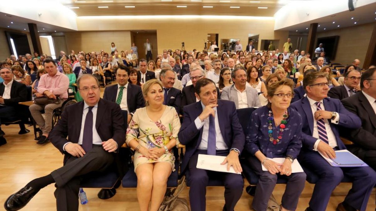 Juan Vicente Herrera, Rosa Valdeón, y Antonio Sáez en la presentación.-ICAL