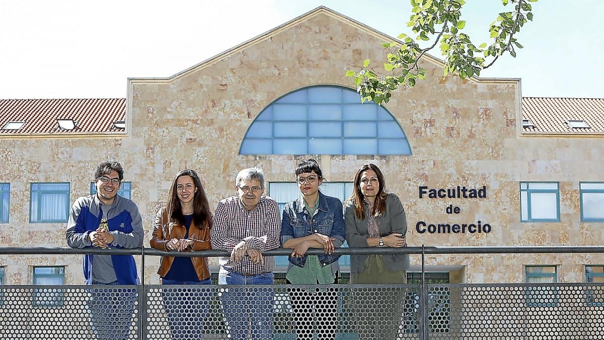 Laura Barrero (2I) posa frente a la Facultad de Comercio junto a otros participantes de Timmis y Estela (1D), la responsable de recursos humanos.-J. M. LOSTAU