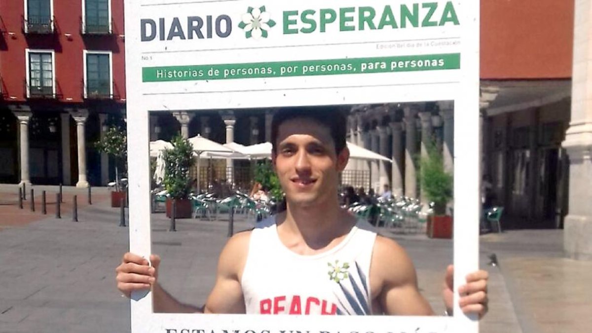 El becario Enrique Pérez sostiene el cartón de la campaña de recogida que apoya la lucha contra el cáncer de la AECC-EL MUNDO
