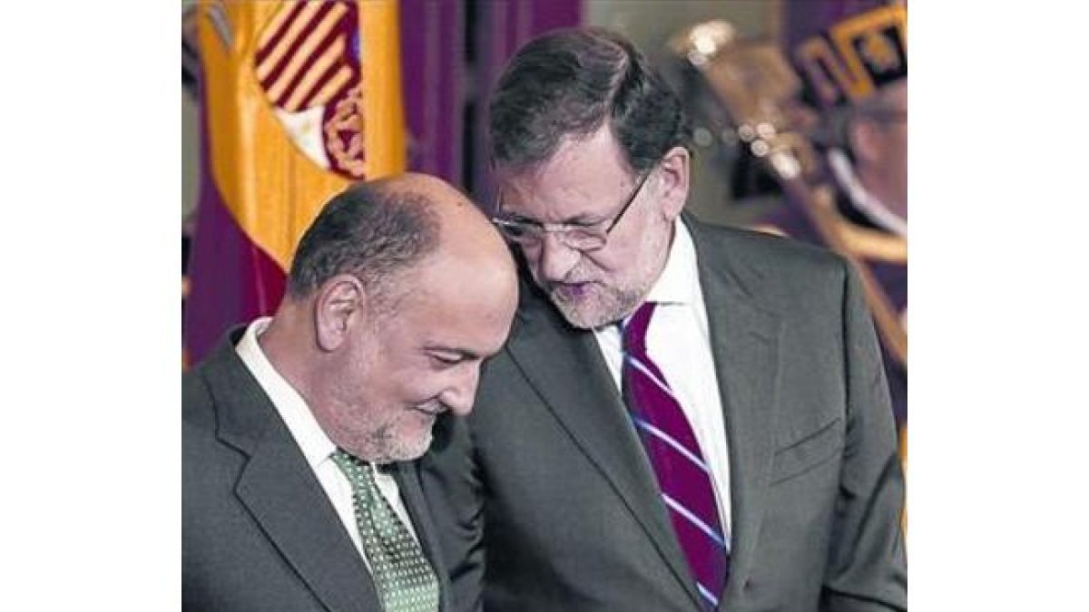 Rajoy hace un comentario a Francisco Pérez de los Cobos, presidente del TC.-AGUSTÍN CATALÁN