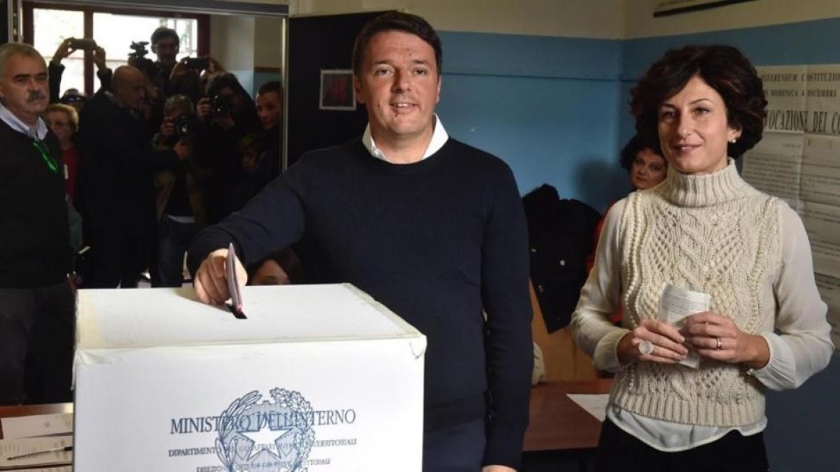 Renzi y su mujer, Agnese, votan en Pontassieve, cerca de Florencia, donde el 'premier' ejerció como alcalde.-EFE