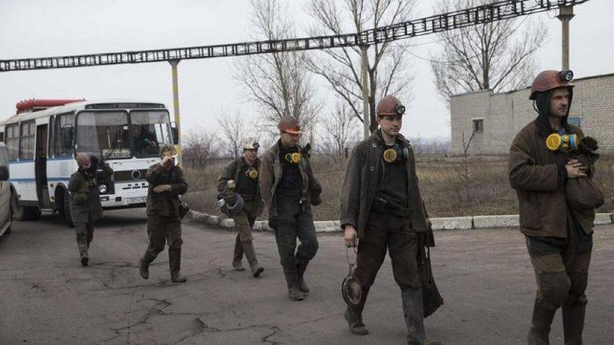 Unos mineros llegan a la mina accidentada para ayudar en las tareas de rescate.-Foto: REUTERS / BAZ RATNERS