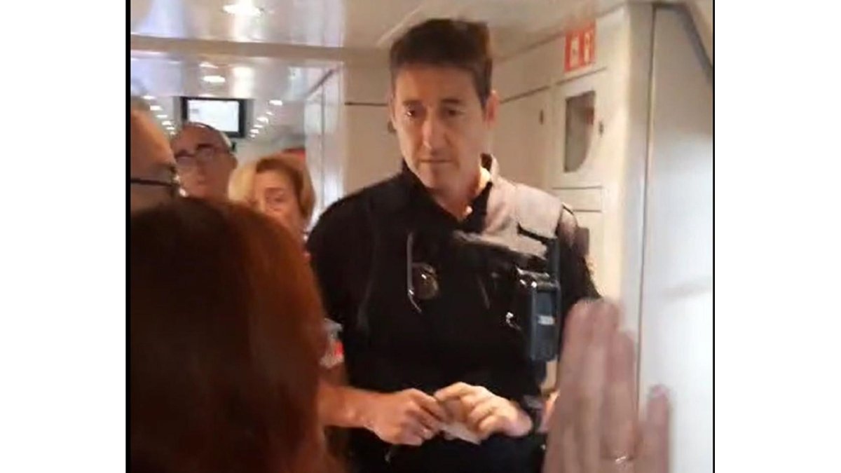 Un policía dialoga con los pasajeros en el AVE Valladolid-Madrid tras el altercado del pasajero con Puente.