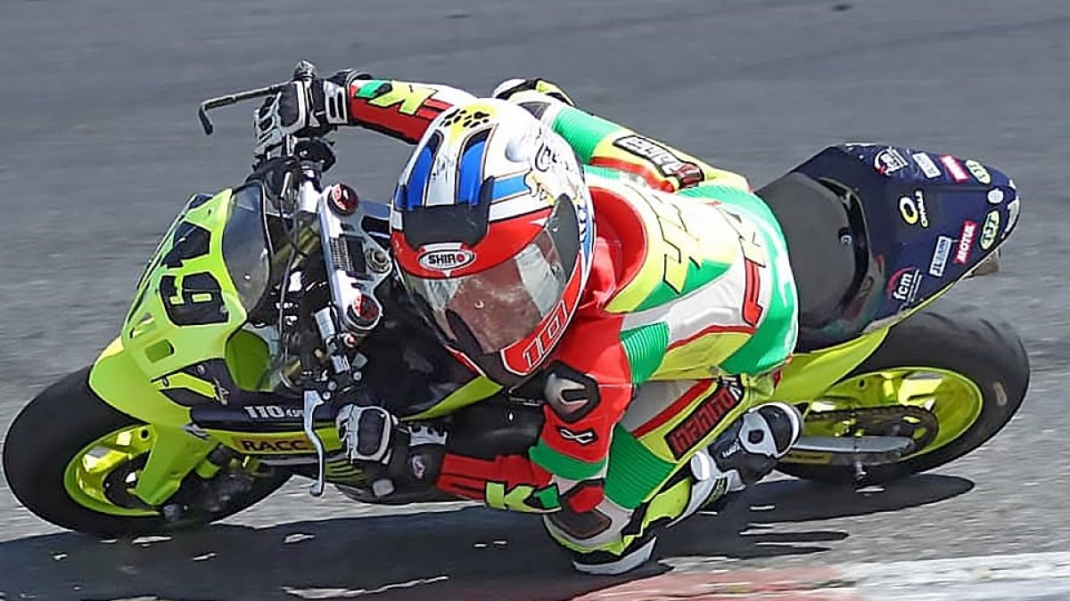 El joven piloto vallisoletano Izan Rodríguez (arriba, con Marc Márquez) muestra sus habilidades en el circuito durante una competición. - E.M.