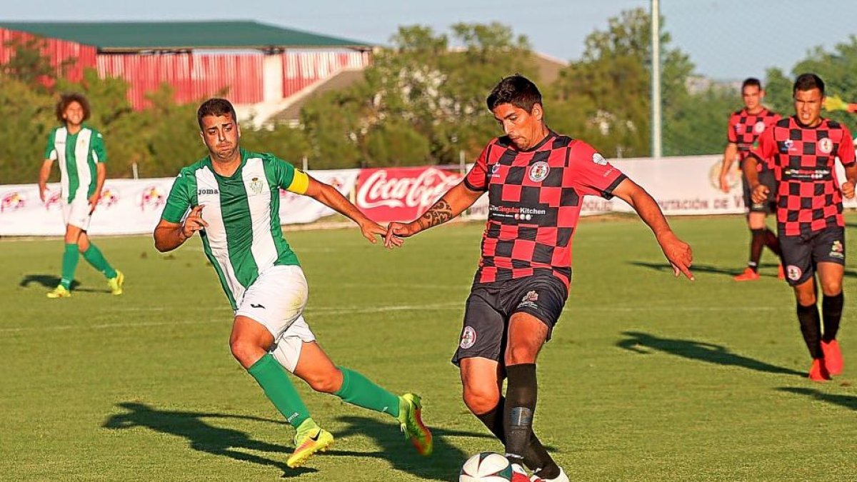 Un jugador de La Cistérniga da un pase en el partido disputado ayer.-REYES MOYANO