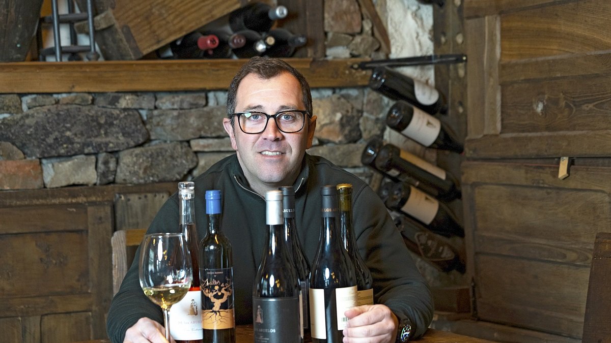 Nacho Álvarez, con sus vinos, en el interior del Hotel Rural Cornatel Las Médulas, en Borrenes. / LA POSADA