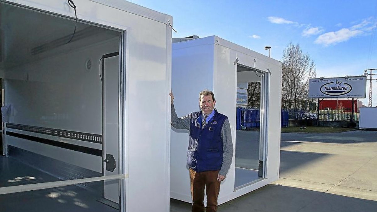 Antonio Sierra sujeta una de las cajas isomermas fabricadas por Thermoeurop.-MANUEL BRÁGIMO