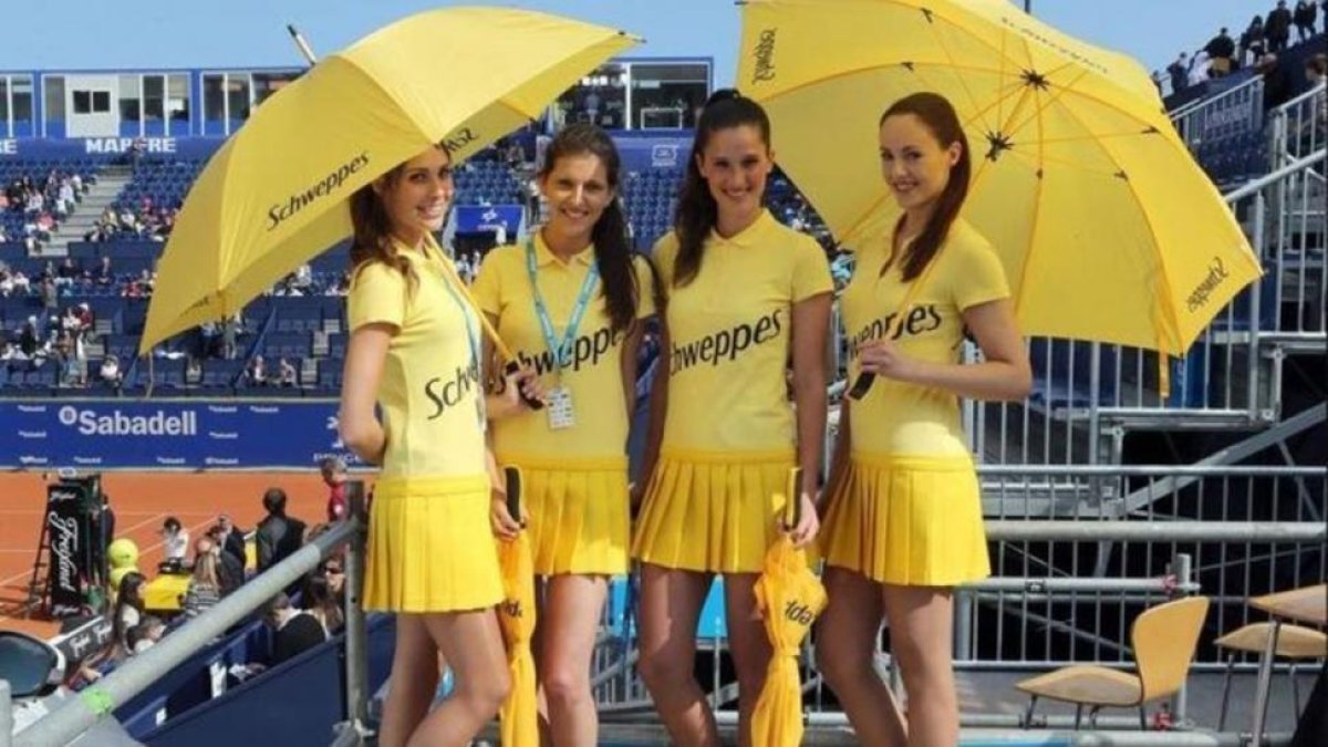 Cuatro azafatas con el vestuario de verano en el Godó.-EL PERIÓDICO