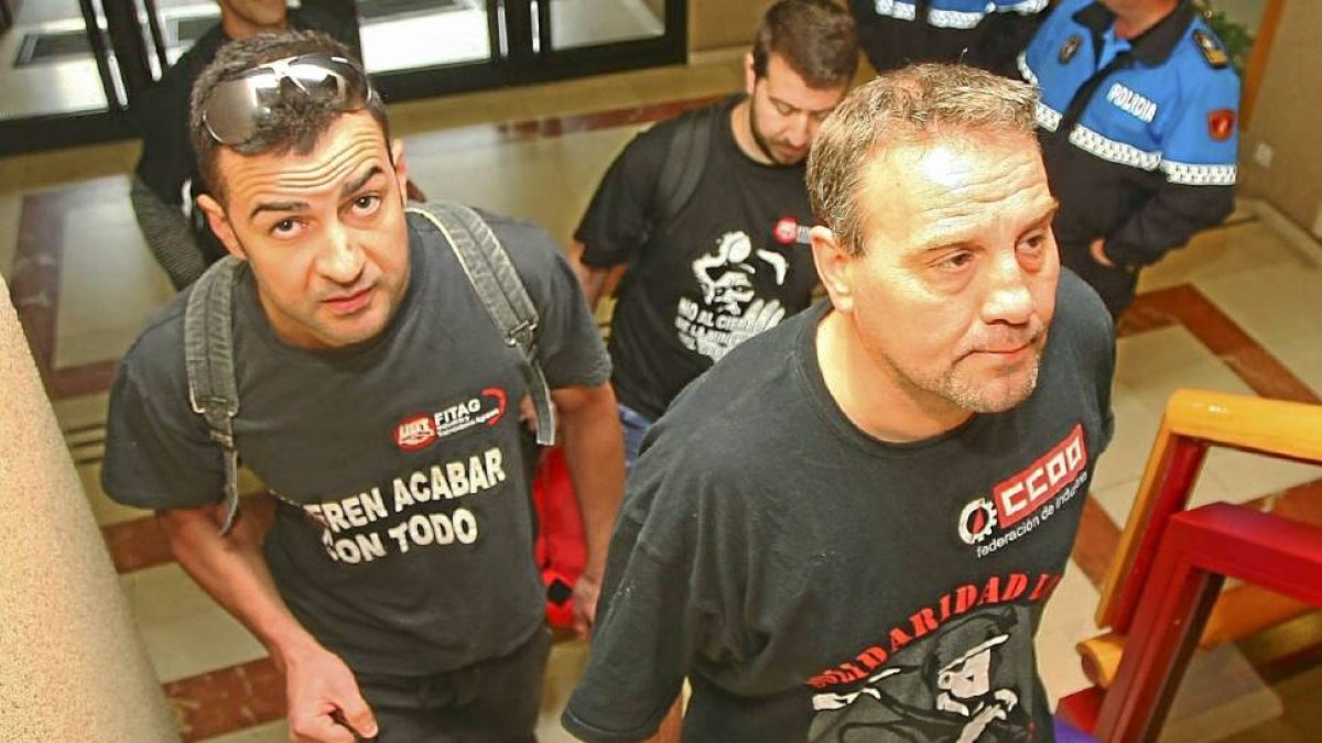 Los cuatro mineros encerrados en Bembibre acceden al Ayuntamiento con sus sacos de dormir.-Ical