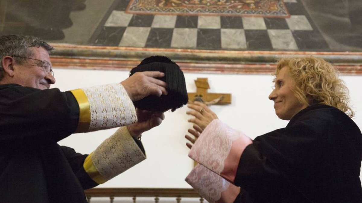 La catedrática Myriam Cortés Diéguez toma posesión como nueva rectora de la Universidad Pontificia de Salamanca. En la imagen junto al antiguo rector, Angel Galindo.-ICAL