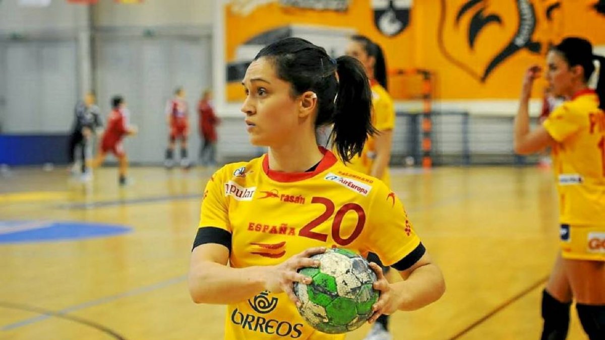 Amaia durante el calentamiento del partido ante Hungría-V. G. Garibay