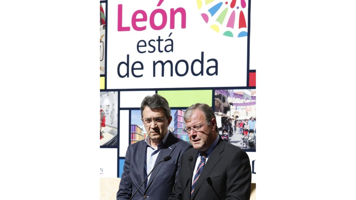 El alcalde de León, Antonio Silván, y el presidente de la Diputación, Juan Martínez Majo, presentan la campaña de promoción de la provincia y la capital en el Metro de Madrid.-ICAL