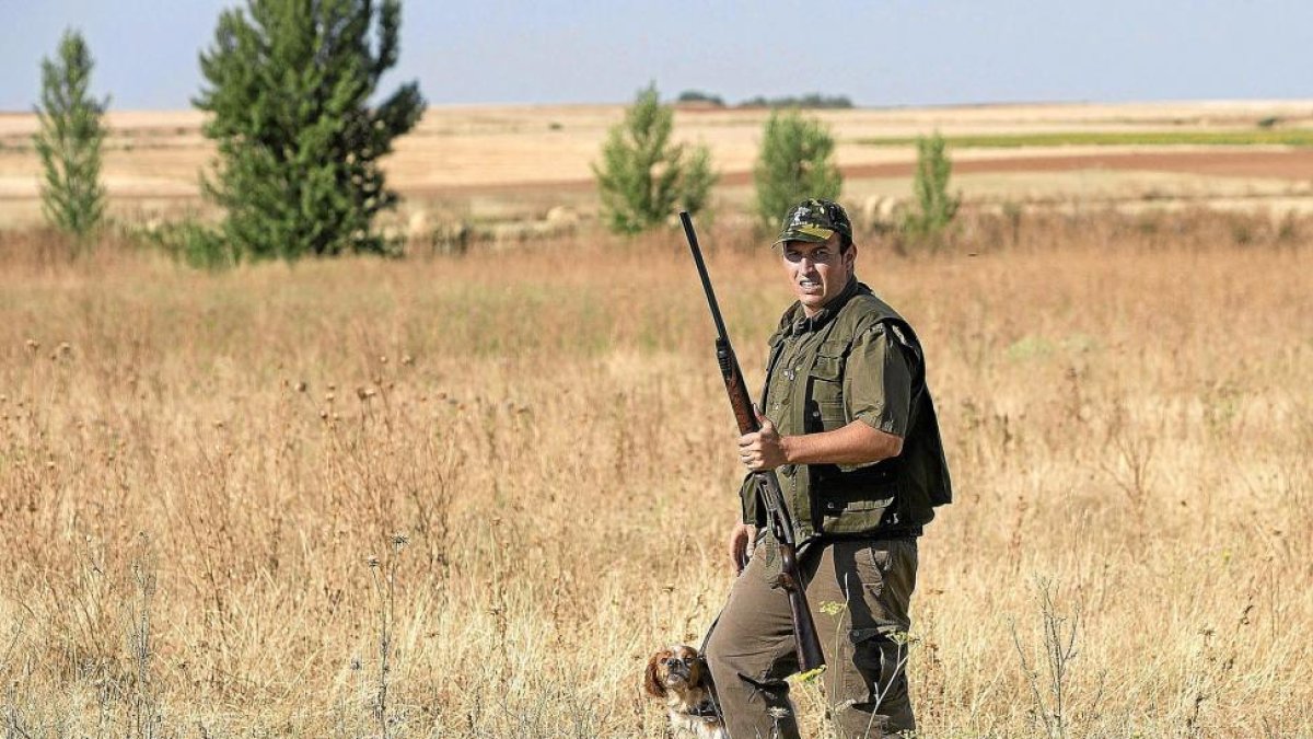 Imagen de archivo de un cazador saliendo al campo el día de la media veda.-E.M.