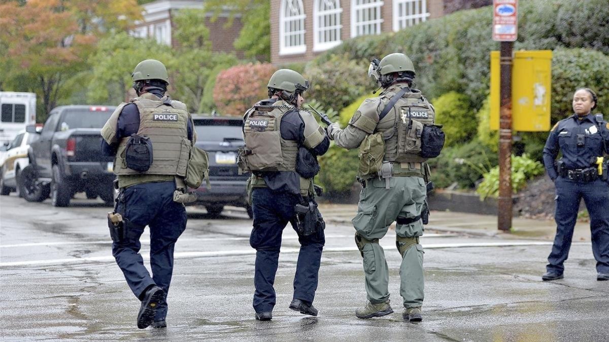Policías, cerca de la sinagoga atacada en Pittsburgh-AP