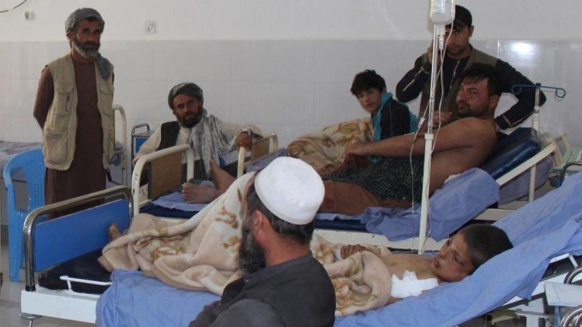 Heridos en el bombardeo, atendidos en un hospital de Kunduz.-REUTERS