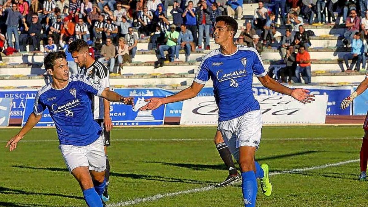 El delantero gaditano Chris Ramos, a la derecha, celebra un gol.-ROMÁN RÍOS / DIARIO DE CÁDIZ