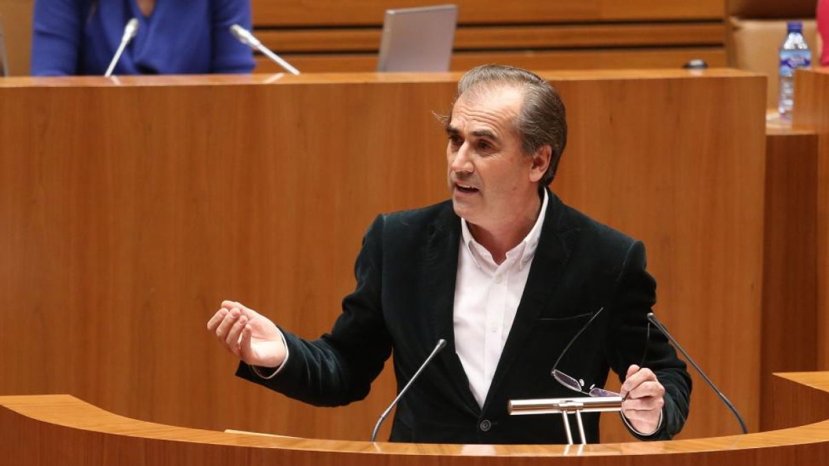 El procurador socialistas Luis Briones, durante el pleno monográfico sobre el debate y votación de los Presupuestos Generales de la Comunidad para 2016 y proyecto de ley de Medidas Tributarias.-ICAL