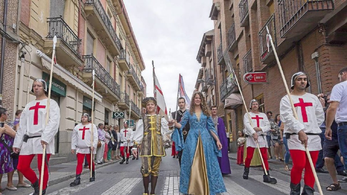 Los infantes Isabel y Alfonso juntos de la mano a su llegada a Medina del Campo por la calle Simón Ruiz en la recreación histórica.-Pablo Requejo