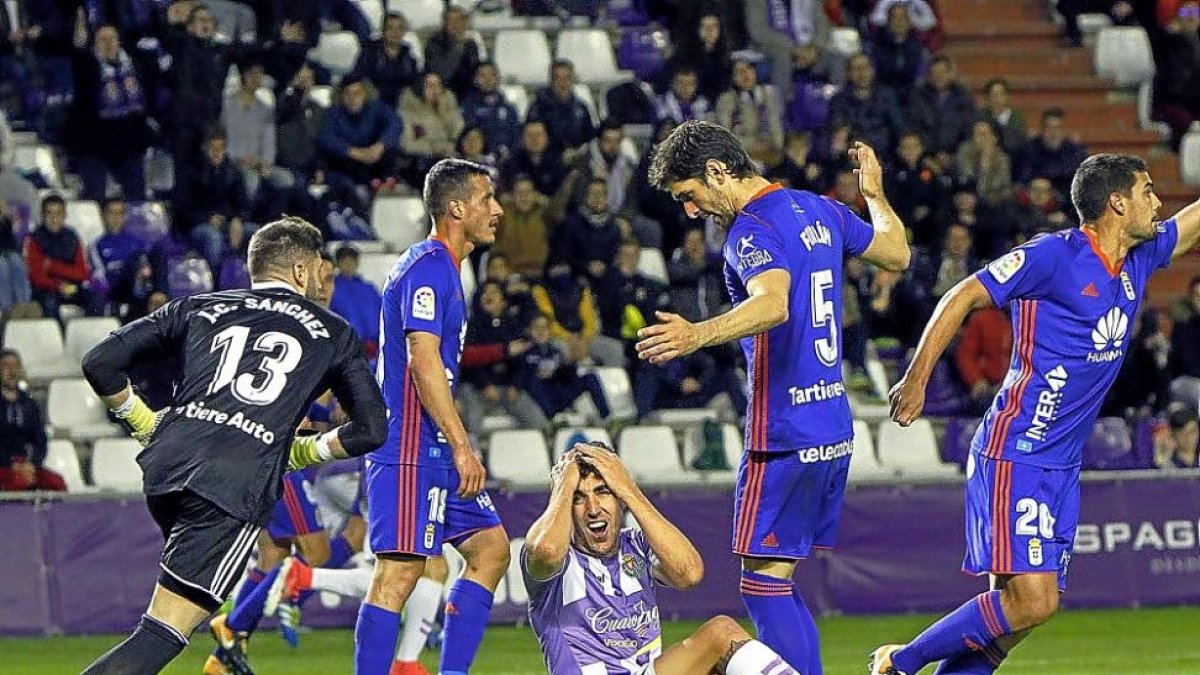 Mata se queja de un golpe de Forlín durante el Real Valladolid-Oviedo de la primera vuelta.-J.M. LOSTAU
