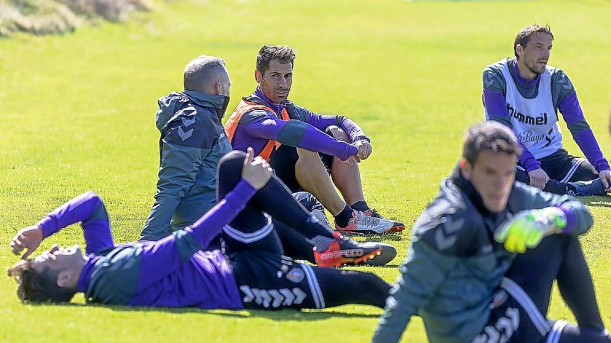 Javi Moyano charla con el segundo entrenador, Ángel Rodríguez (de espaldas), en la sesión de ayer.-PABLO REQUEJO