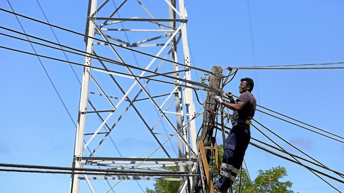 Un operario trabaja en el tendido eléctrico.-EL MUNDO