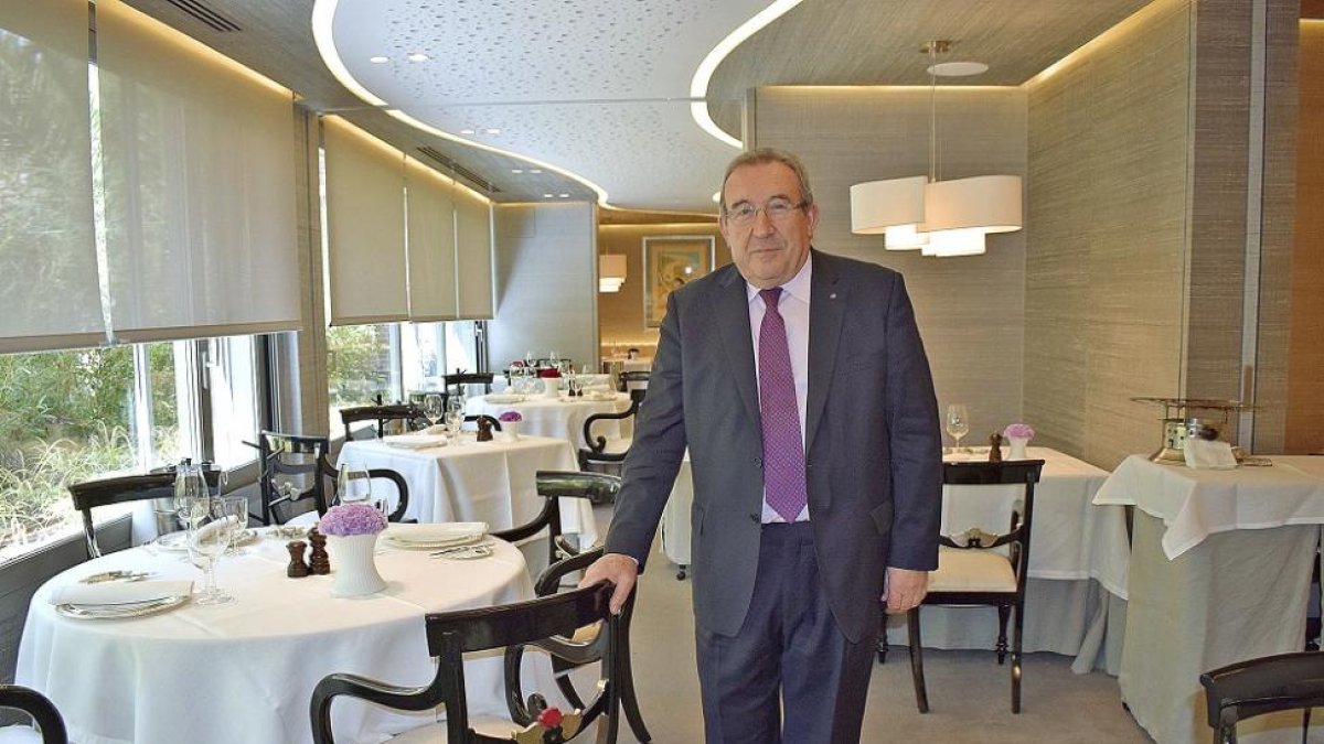 El zamorano Carmelo Pérez, en el interior de uno de los renovados comedores del Zalacaín de Madrid; restaurante que ha dirigido durante 14 años, coincidiendo con su última etapa profesional antes de jubilarse.-ARGICOMUNICACIÓN