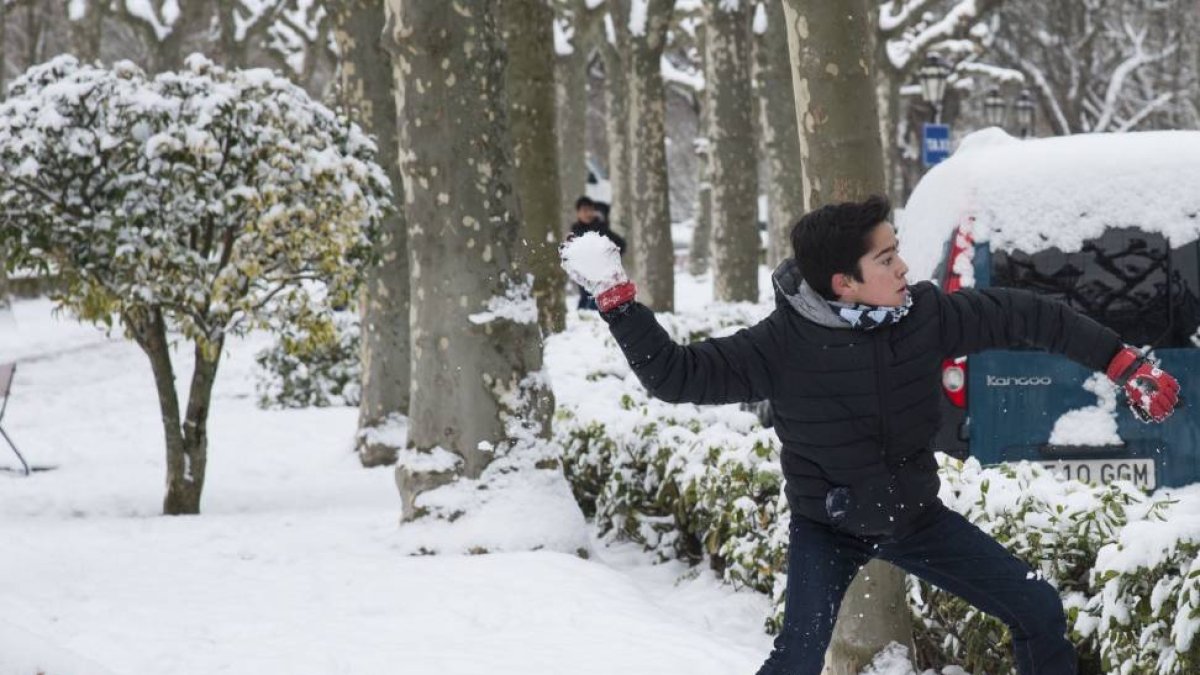 Tercer dia de nieve en la capital burgalesa-Ical