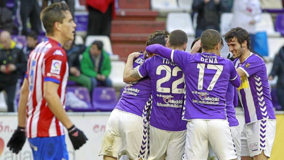 Los jugadores del Valladolid celebran uno de los tres goles que marcaron frente al Sporting-J.M.Lostau