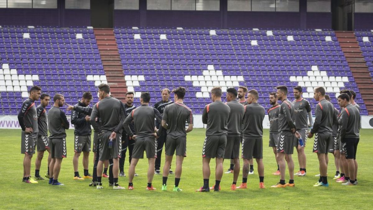 La plantilla blanquivioleta, reunida en torno a Alberto y el segundo entrenador, Rubén Albés.-MIGUEL ÁNGEL SANTOS