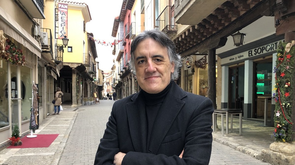 Diego Magdaleno en una calle de Medina de Rioseco, localidad vallisoletana donde nació y donde reside./ ArgiComunicación