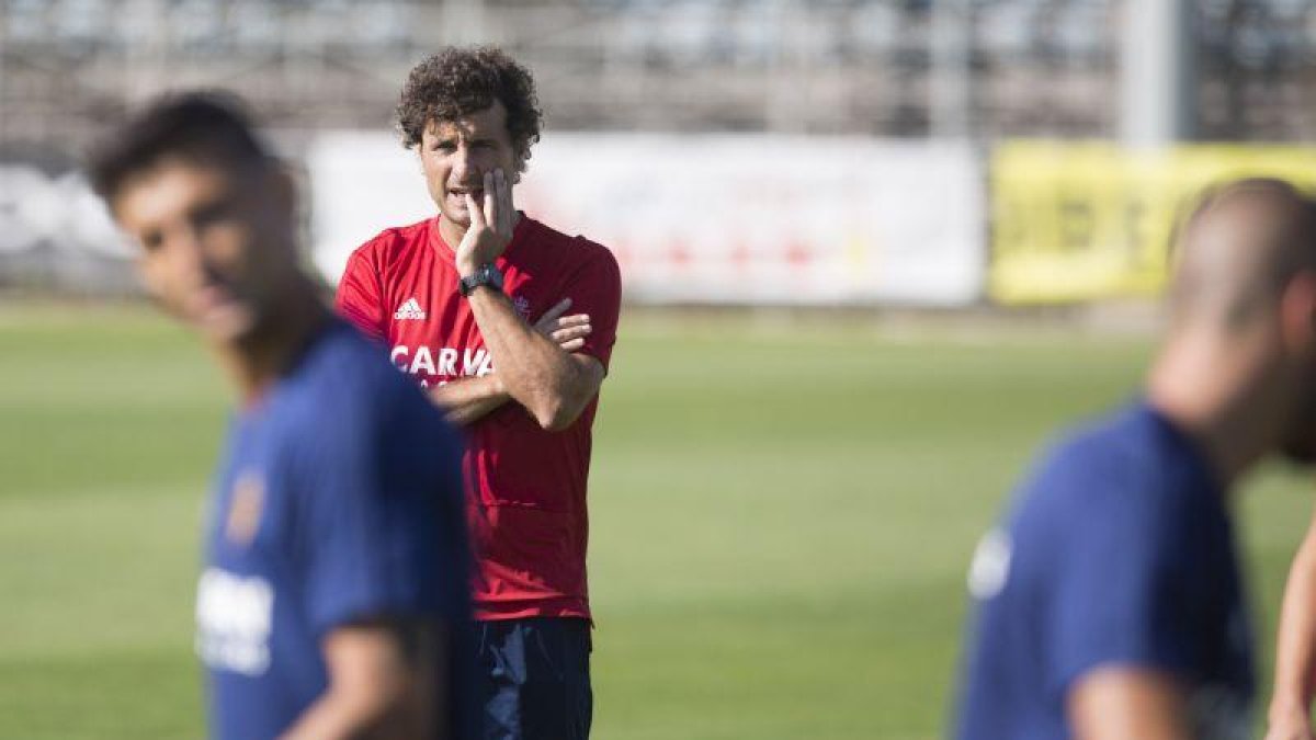 Imanol Idiakez dirige su primer entrenamiento-CHUS MARCHADOR