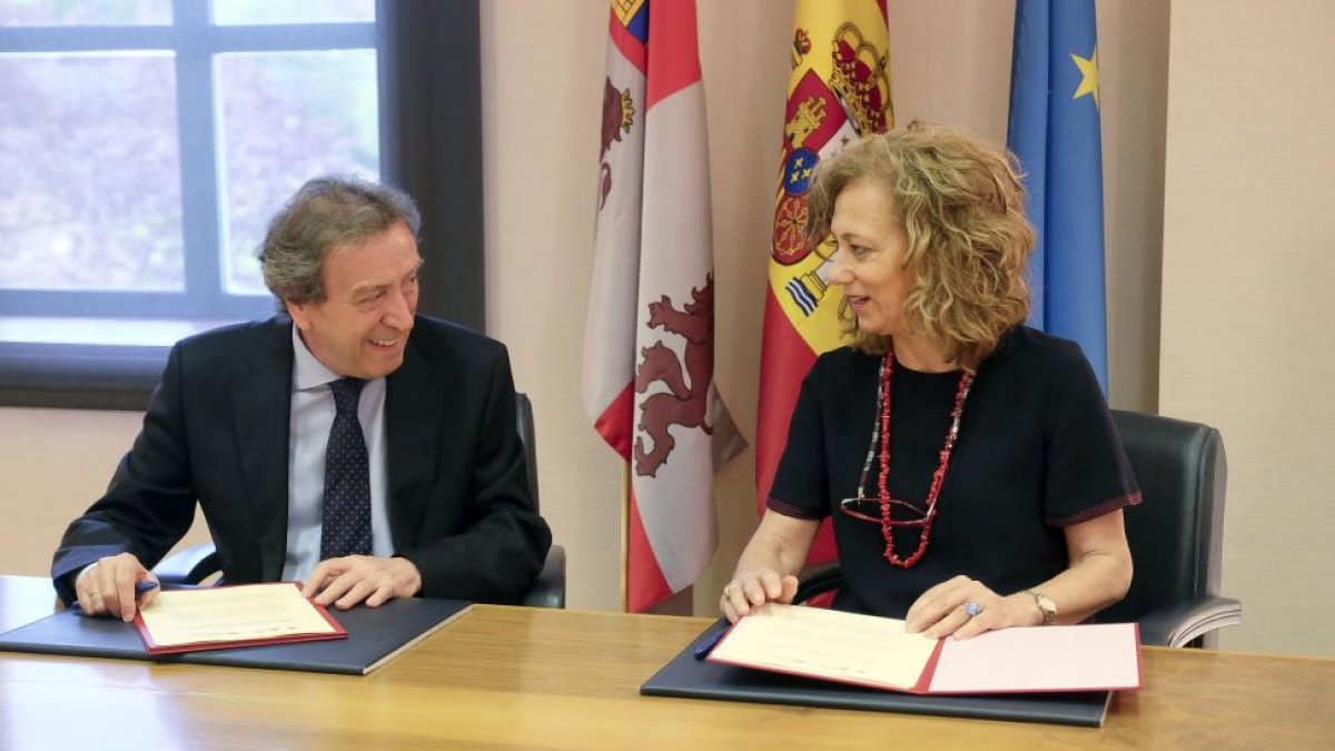 El consejero de la Presidencia, José Antonio de Santiago-Juárez, y la fiscal superior de Castilla y León, María Lourdes Rodríguez, firman un acuerdo de colaboración en la formación de fiscales y empleados públicos.-ICAL