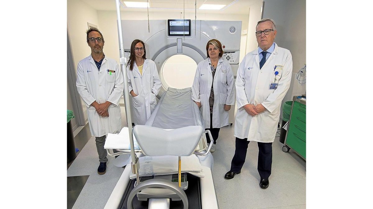 Hugo Gonzalo, Silvia del Moral, Paz de la Torre, y Francisco Javier Vadillo en el Hospital Clínico de Valladolid.-J.M. LOSTAU