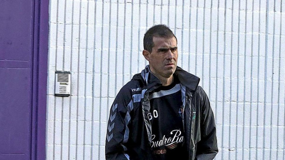Gaizka Garitano sale de los vestuarios en una imagen de archivo.-Balcaza