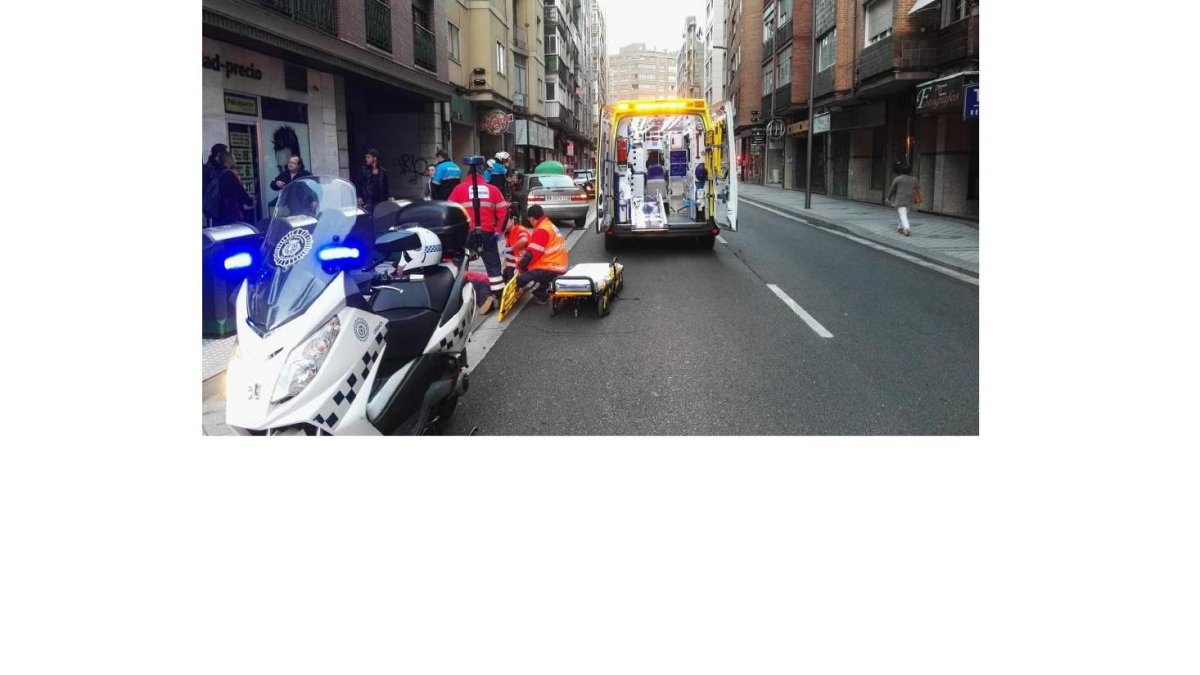 Los servicios sanitarios atienden a la joven en la calle Nicolás Salamerón-