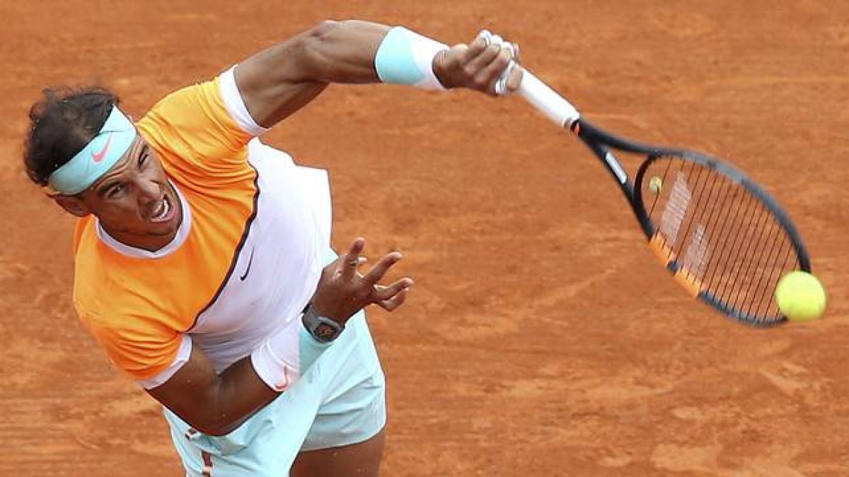 Rafael Nadal realiza un saque durante el partido contra John Isner, en el Master 1.000 de Montecarlo.-Foto: EFE / SEBASTIEN NOGIER