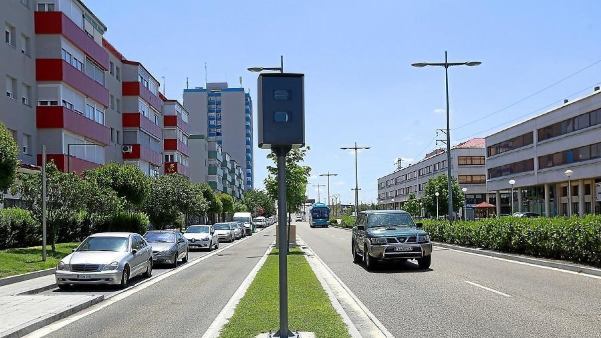 Radar fijo ubicado en la carretera de Madrid que funciona con sistema multicarril.-J.M. LOSTAU
