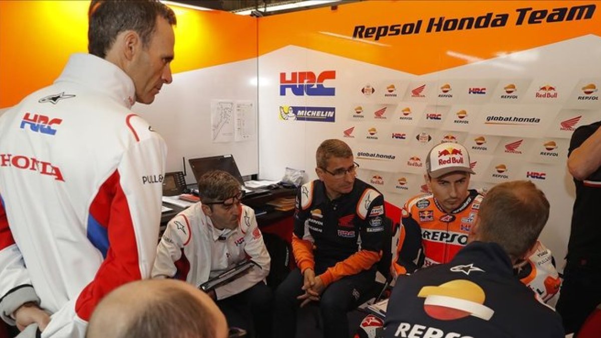 Alberto Puig, máximo responsable deportivo de Honda, participa en una reunión en el rincón de Jorge Lorenzo.-REPSOL MEDIA / JAIME OLIVARES
