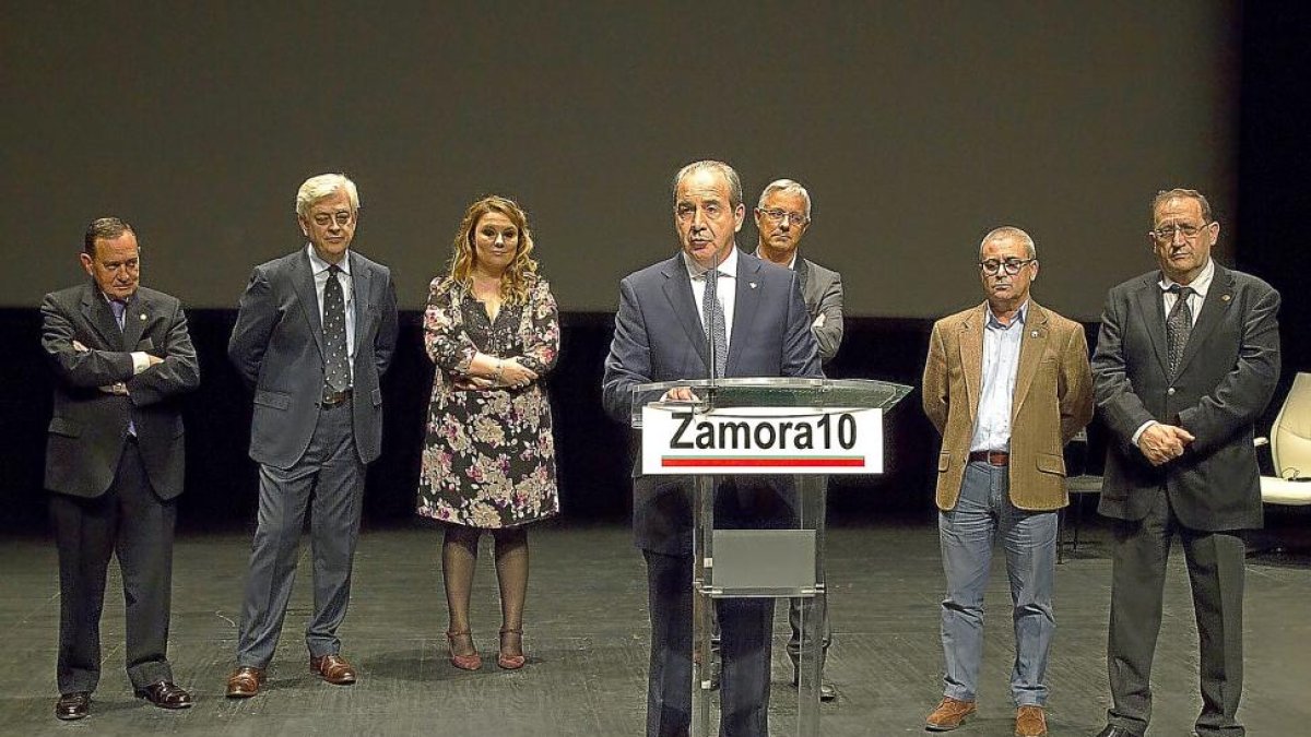 Vidal, Esbec, , Gil, Pastor, García, Antonio y Somoza durante la presentación del proyecto.-ICAL