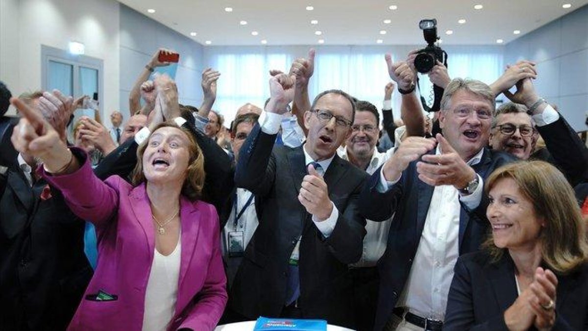 La AfD celebra los resultados obtenido en Sajonia este domingo.-MICHAEL KAPPELER (AFP)