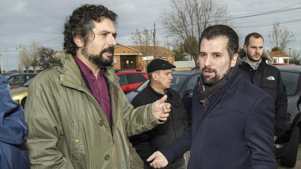 El coordinador de IUCyL y procurador, José Sarrión conversa con Luis Tudanca secretario general del PSOE de Castilla y León-ICAL