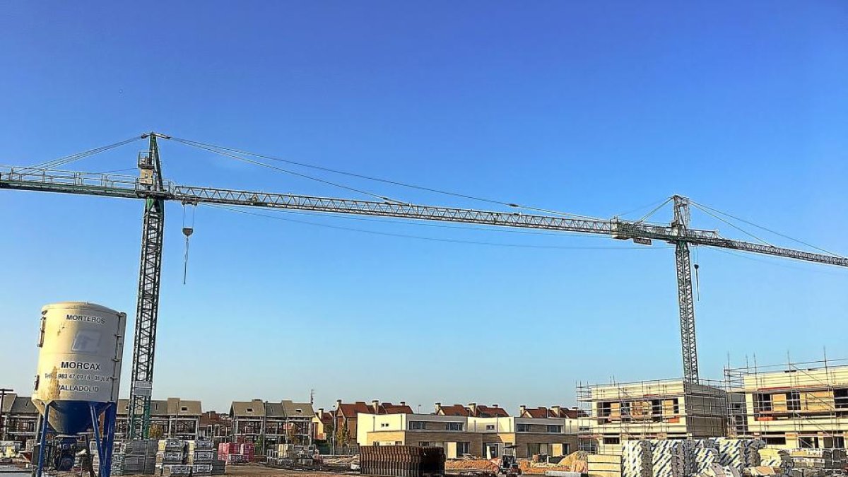 Viviendas en construcción en la zona de El Peral, próxima al Camino Viejo de Simancas.-E. M.